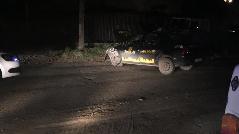 В Астрахани машина въехала в столб. Есть пострадавшие