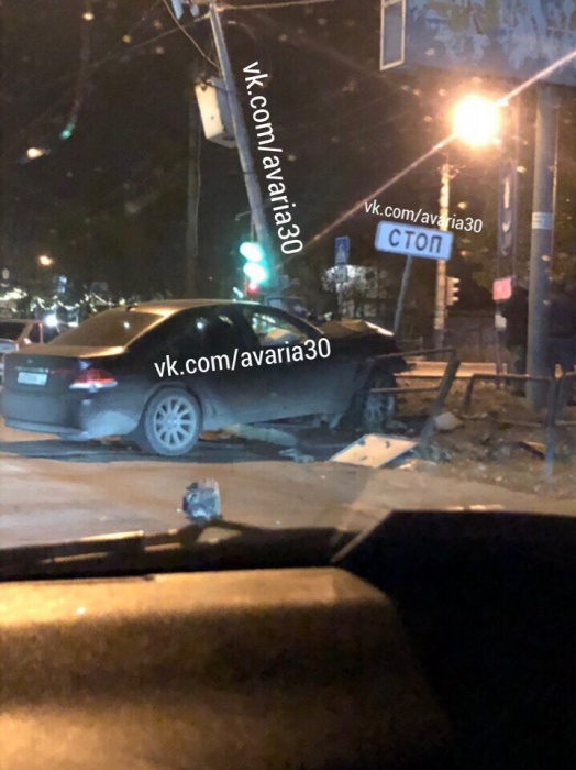 Ночью в Астрахани автомобиль снёс светофор, дорожный знак и ограждение