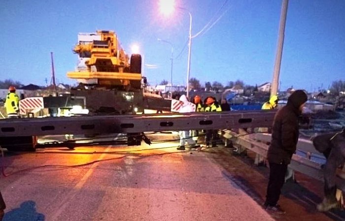 На юге Астраханской области упавшая сваебойка перекрыла движение на федеральной трассе