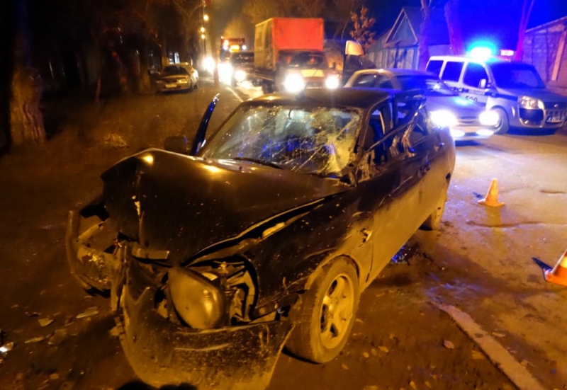 В Астрахани легковушка врезалась в «Газель» и в дерево