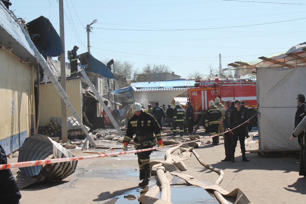 Первые кадры последствий масштабного пожара на рынке "Маяк" в Астрахани (ВИДЕО)