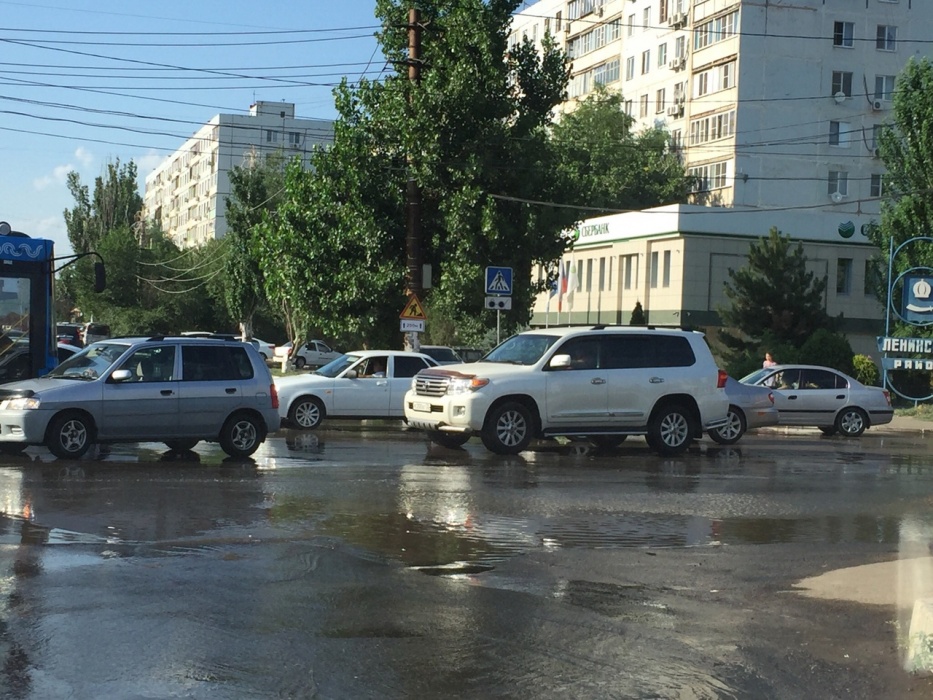 В Астрахани купальный сезон открылся прямо на улице