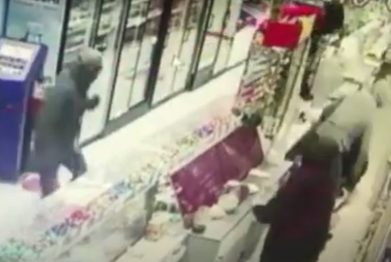 Как в кино: кадры дерзкого нападения на магазин в Астрахани