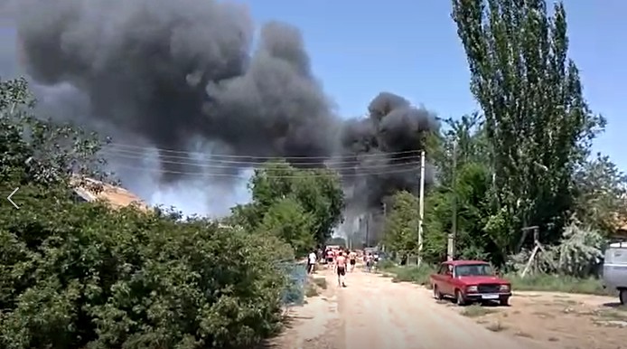 Появилось видео жуткого пожара в Камызяке