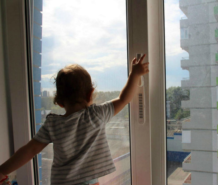 На севере Астраханской области двухлетний малыш выпал из окна: СКР обращается ко всем родителям