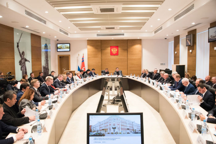 Представители трех заксобраний встретились за круглым столом в Волгограде