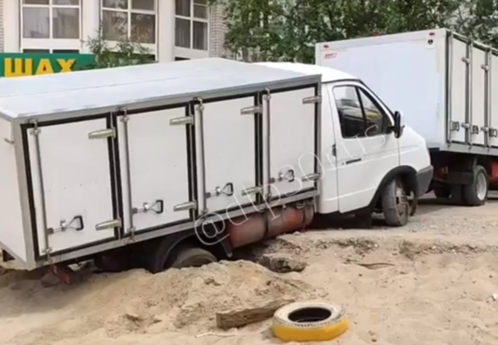 В зыбучих астраханских песках застрял грузовик: видео