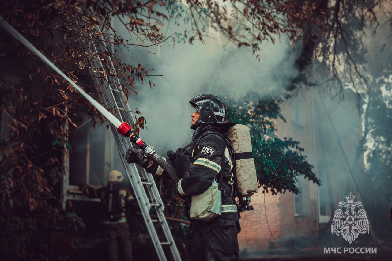 В Ленинском районе Астрахани сгорел дом: есть жертвы