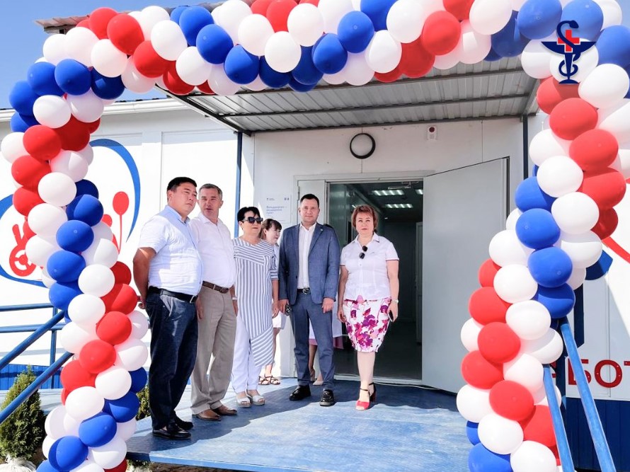 На открытии нового ФАПа астраханцам дарили тонометры и глюкометры