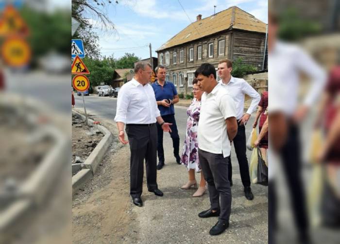 "Нельзя вот так взять, разломать сразу всю улицу": Игорь Бабушкин отчитал подрядчика за ремонт дороги