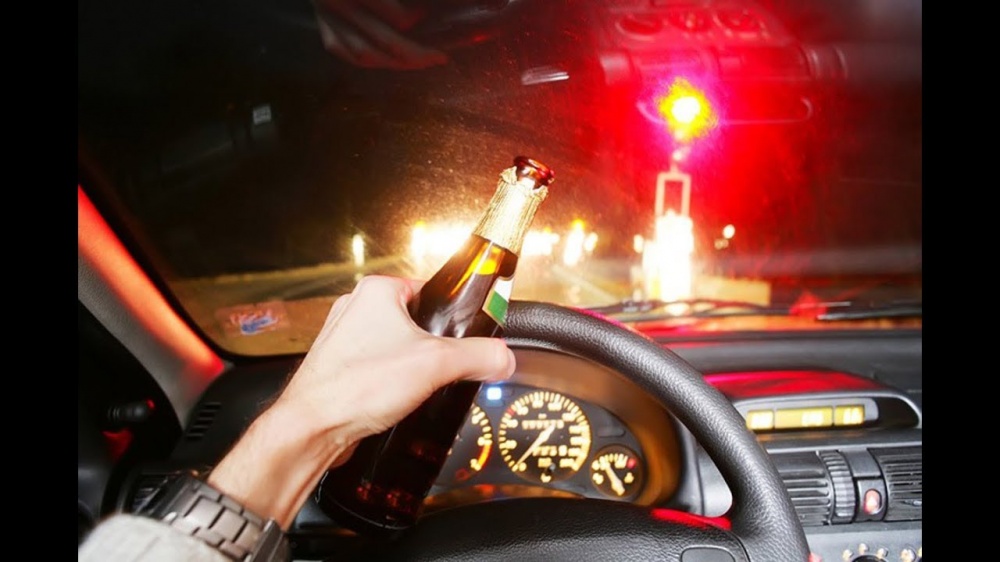 Астраханец выпил три литра пива и подышал на сотрудников ГАИ