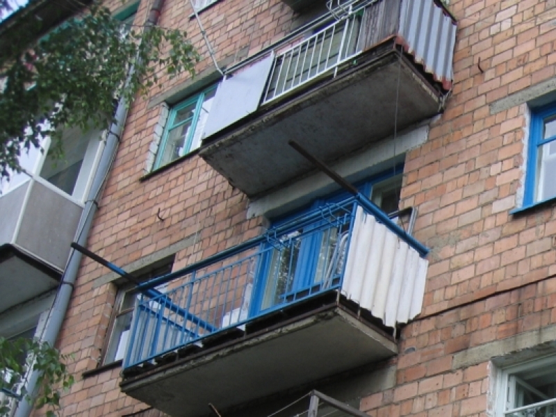 Астраханец, пытаясь попасть в квартиру через балкон, разбился