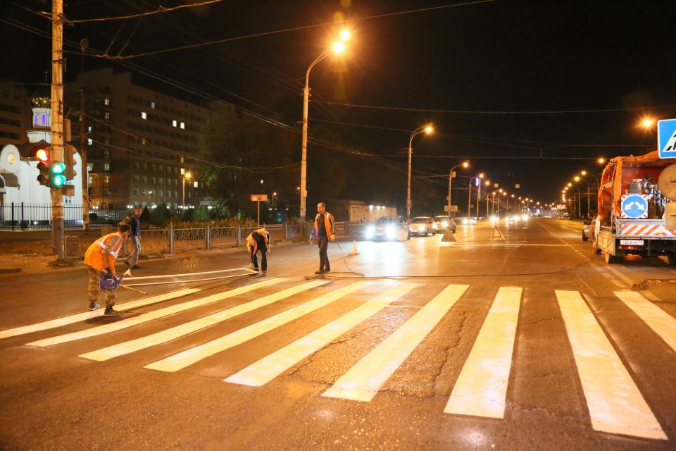 В Астрахани наносят дорожную разметку