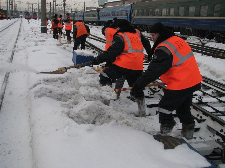 Опубликовано видео застрявшего в сугробе поезда Астрахань-Москва
