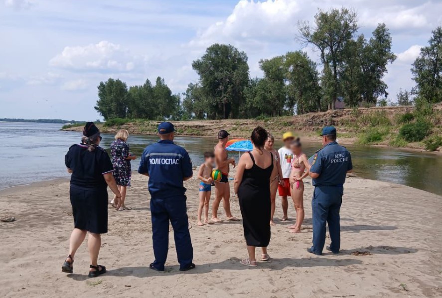Больше 100 астраханских родителей наказали за купание детей в неположенных местах
