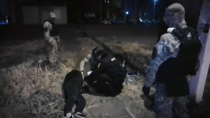 Кадры спецоперации по задержанию вооруженного астраханца, подозреваемого в нападении на магазин
