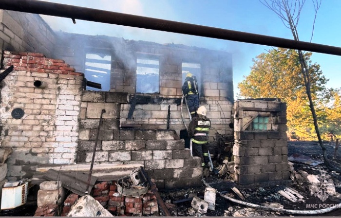 Под Астраханью почти девять часов тушили сложный пожар, в котором горели жилой дом, хозпостройки и сухая трава