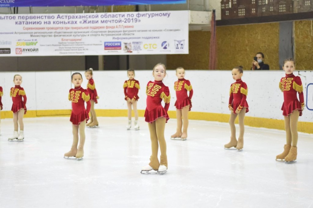 День Зимних видов спорта астраханцы отметили на единственном крытом городском катке в ТРК «Три Кота»