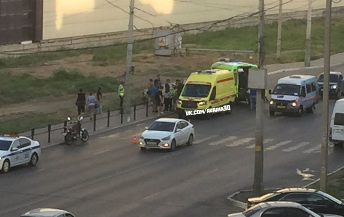 В Астрахани у «Алимпика» мотоциклист сбил двух девушек