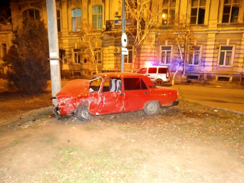 Астраханец, уходя от полицейской погони, врезался в столб