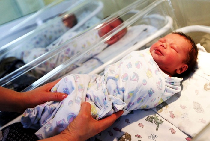 В сентябре астраханское население увеличилось на 827 малышей