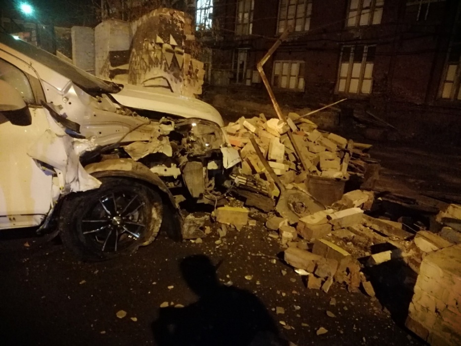 В центре Астрахани иномарка снесла стену Коммунэнерго