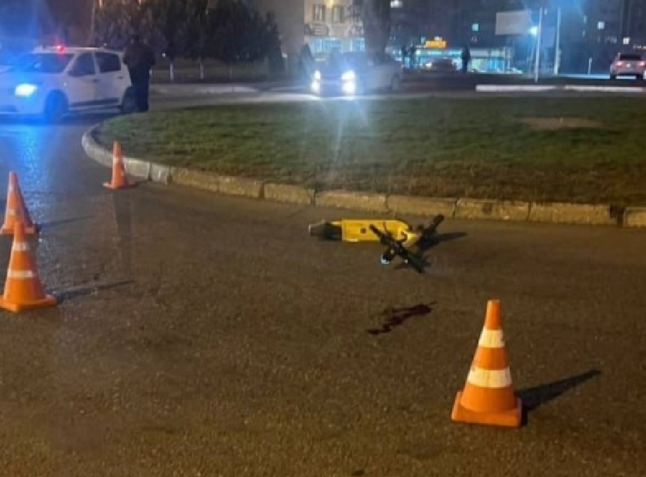 В Астрахани самокатчик пострадал, врезавшись в препятствие 