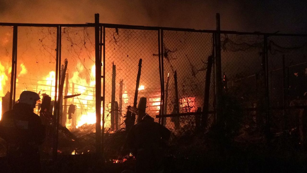 В Астрахани горят склады рыбоперерабатывающего предприятия. Пожар попал на видео