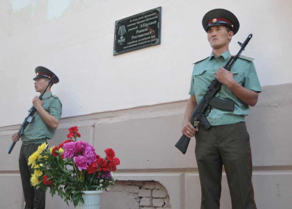 В Астрахани открыта мемориальная доска в память о герое Чеченской войны