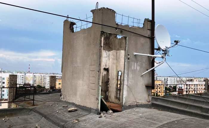 В Астрахани обрушилось чердачное помещение на крыше девятиэтажки