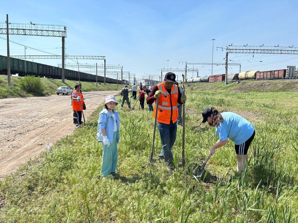 Сотрудники ПривЖД присоединились к акции «Сад Победы» в Астрахани