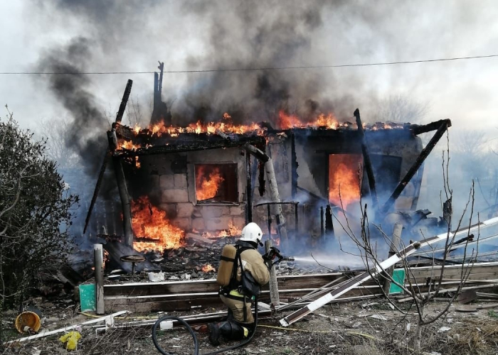 В Астрахани сгорел дачный дом: пострадал пенсионер 