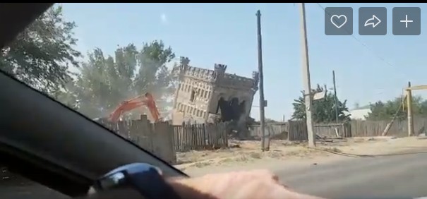 Прощание с легендой: в Астрахани снесли замок из мусора и бутылок