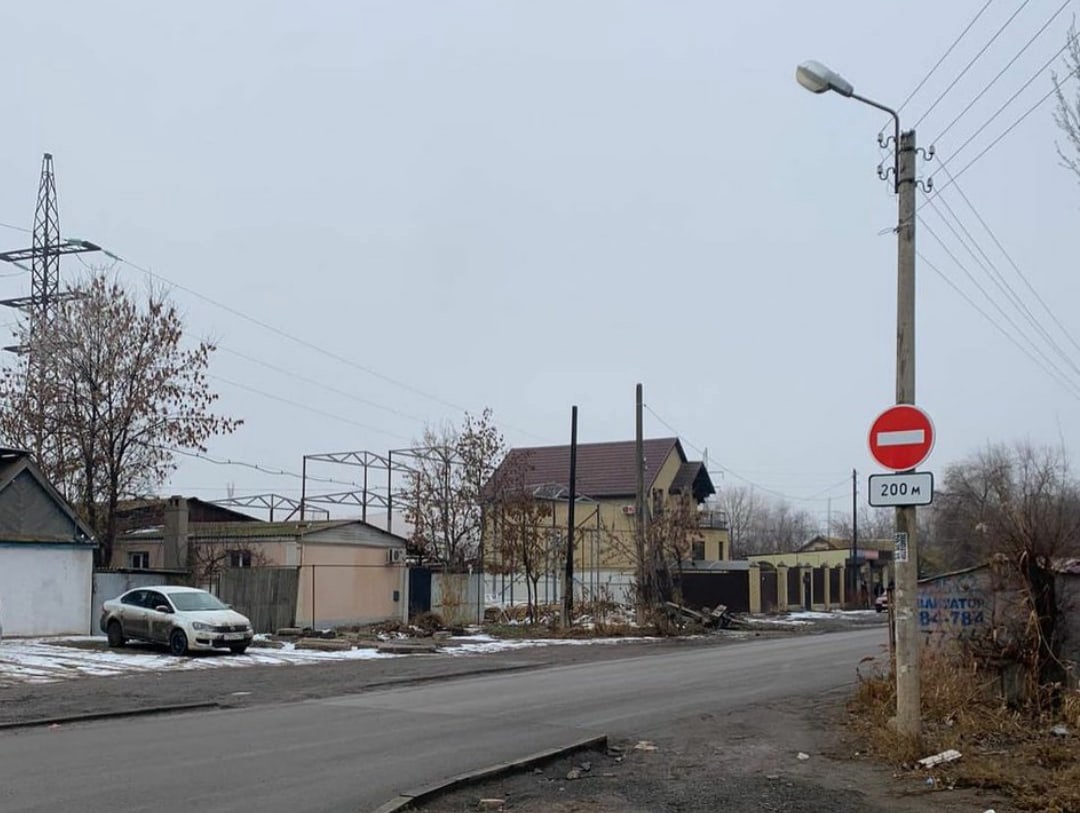На одной из улиц Астрахани произошла неразбериха с дорожным знаком