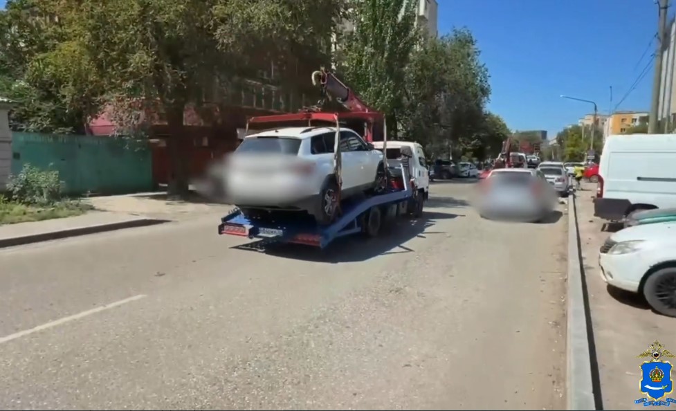 Автомобили, оставленные в очередях на астраханских АЗС, эвакуируют