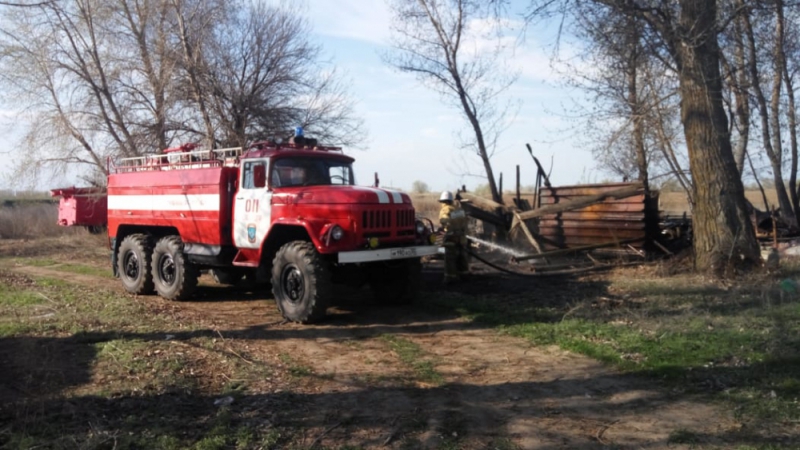 В Астраханской области дотла сгорело здание