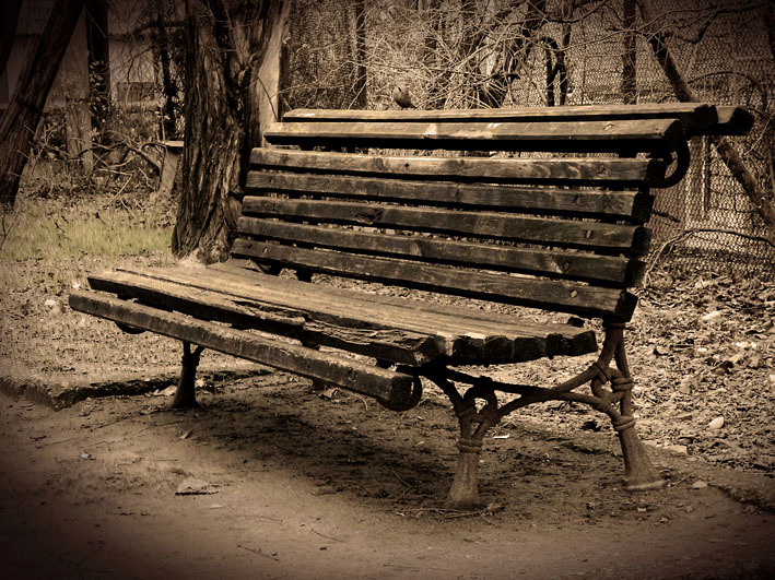 В Астрахани ребенок пригвоздил себя к лавочке саморезом