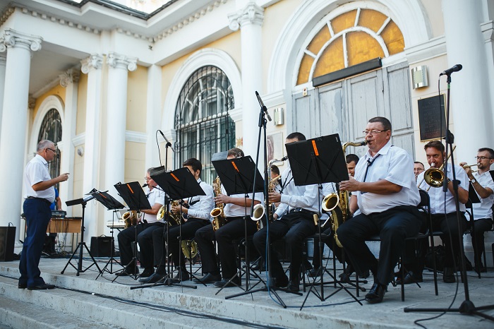Астраханская филармония приглашает любителей живой музыки на программу у Лебединого озера