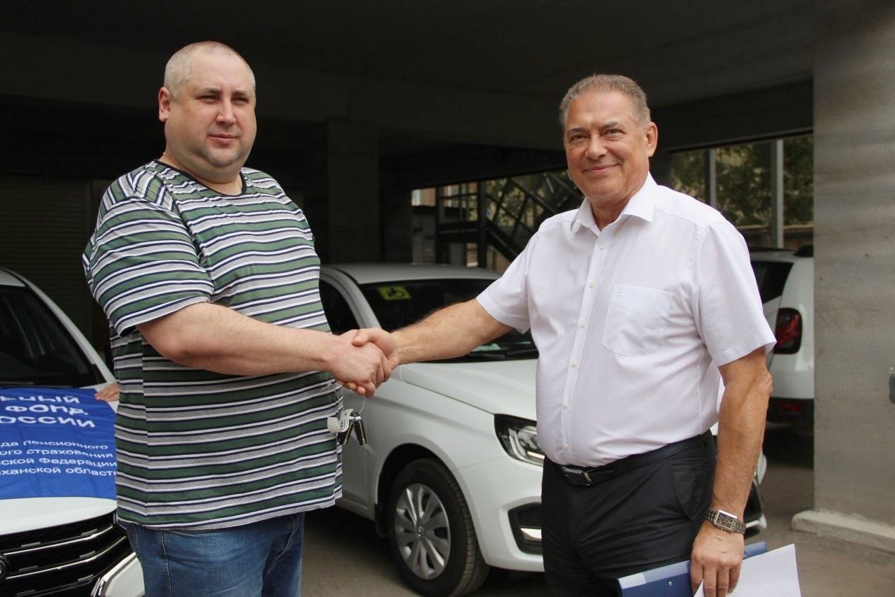Астраханцам, пострадавшим на производстве, вручили ключи от новых авто