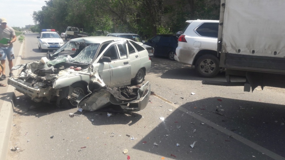 В Астрахани ВАЗ залетел под грузовик. Машина вдребезги