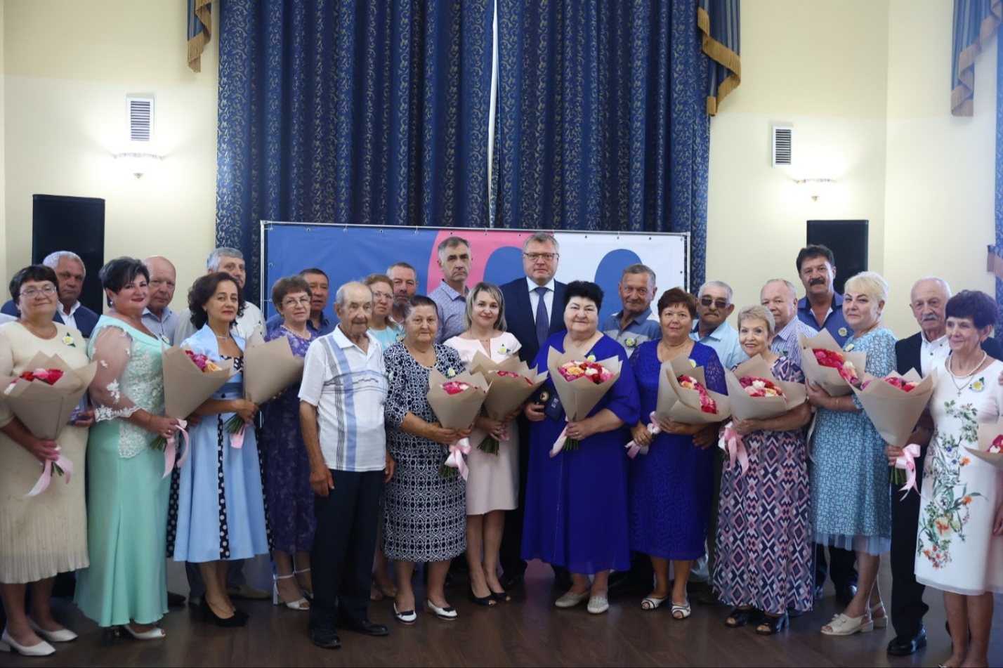 Шестнадцать астраханских семей получили награды в День семьи, любви и  верности