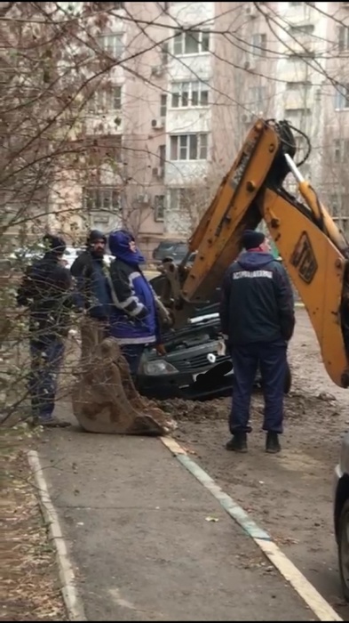 Еще одна легковушка в Астрахани провалилась под землю (ВИДЕО)