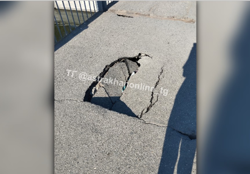 На одном из самых популярных мостов Астрахани образовалась дыра