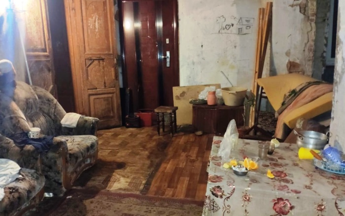 В Астрахани 66-летний гость во время застолья ударил ножом двух братьев