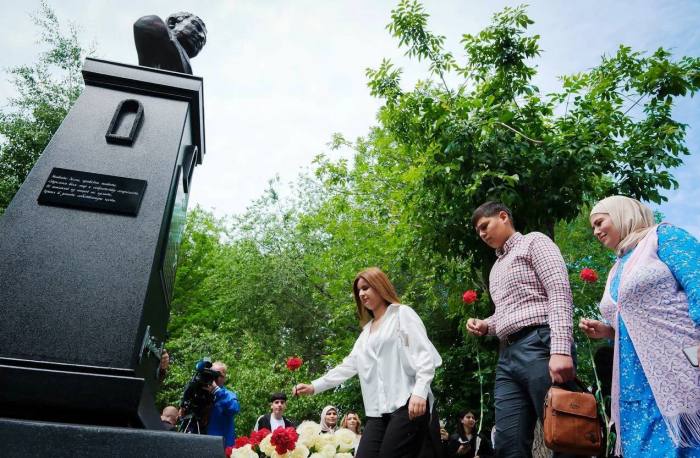 В Астрахани открыли памятник поэту Расулу Гамзатову