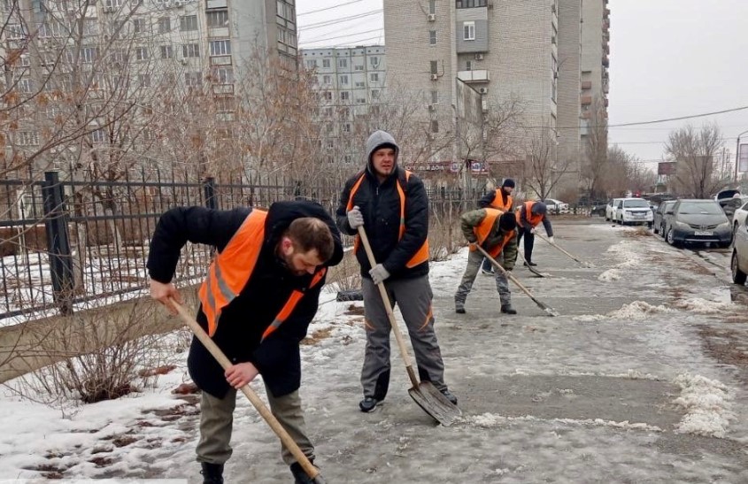 Коммунальщики вышли на борьбу с потопом в Астрахани
