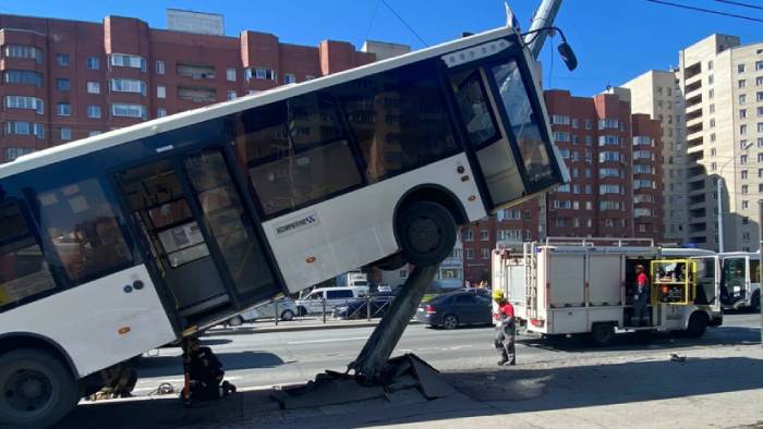 В Петербурге автобус врезался в столб и повис на нем: кадры происшествия