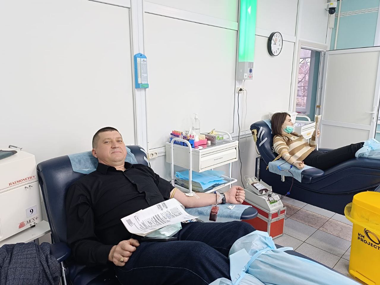 Депутаты и сотрудники астраханской облдумы сдают кровь в поддержку пострадавших при теракте 