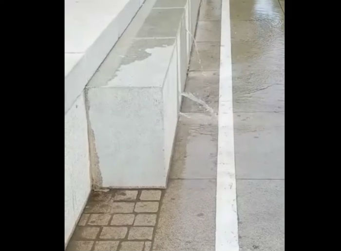 В Астрахани прохудившийся фонтан топит площадь Ленина