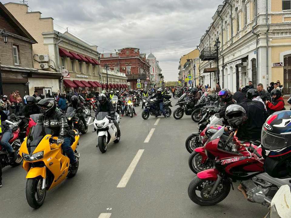 Более 700 мотоциклов проехали по центру Астрахани